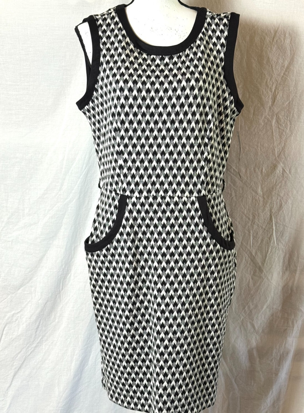 NWT Sharagano Dress Stretch Wms Sz 14 Black/White Geometric Sleeveless Classic